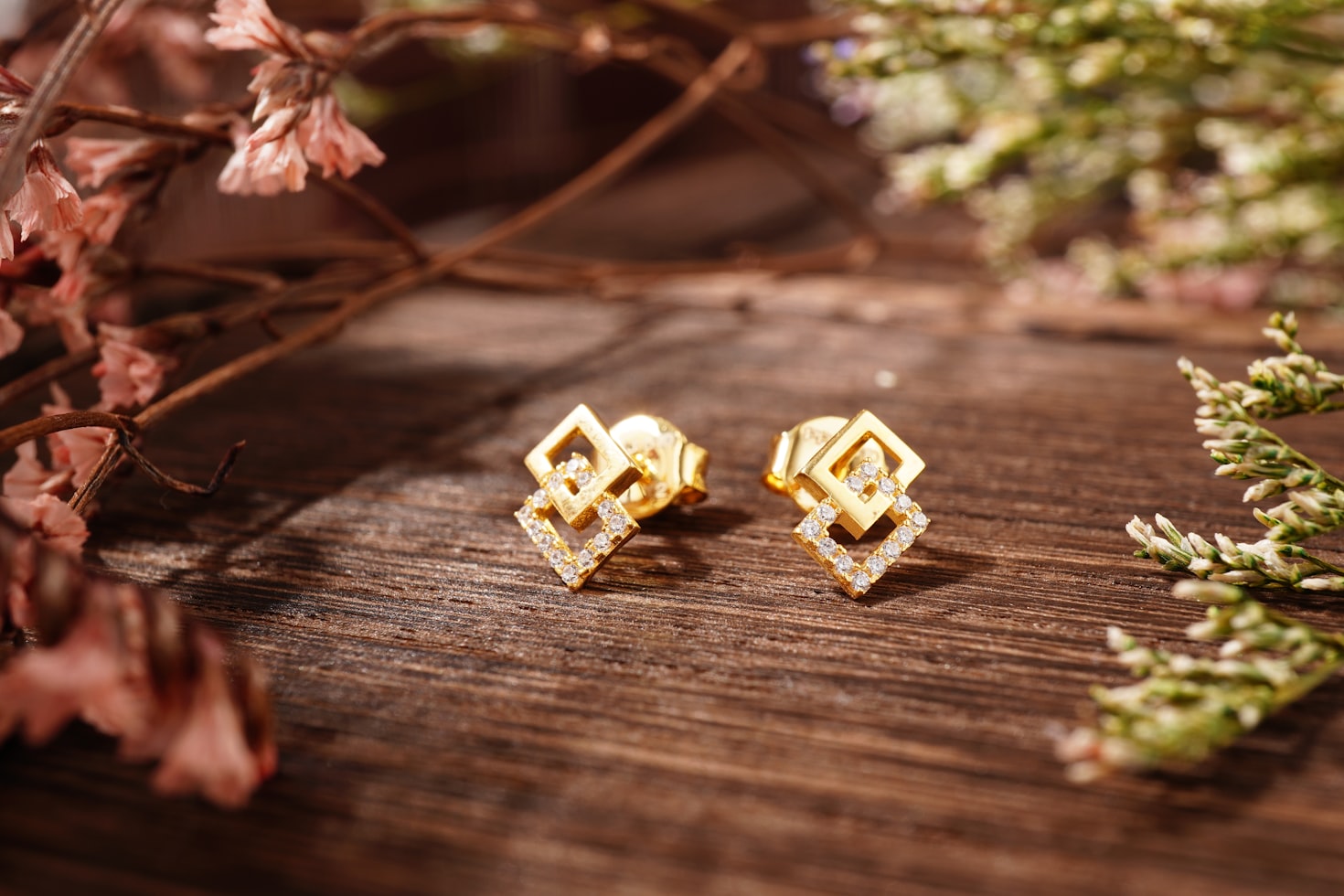 Boucles d'oreilles dépareillées posées sur une oreille, paire asymétrique de créateur français