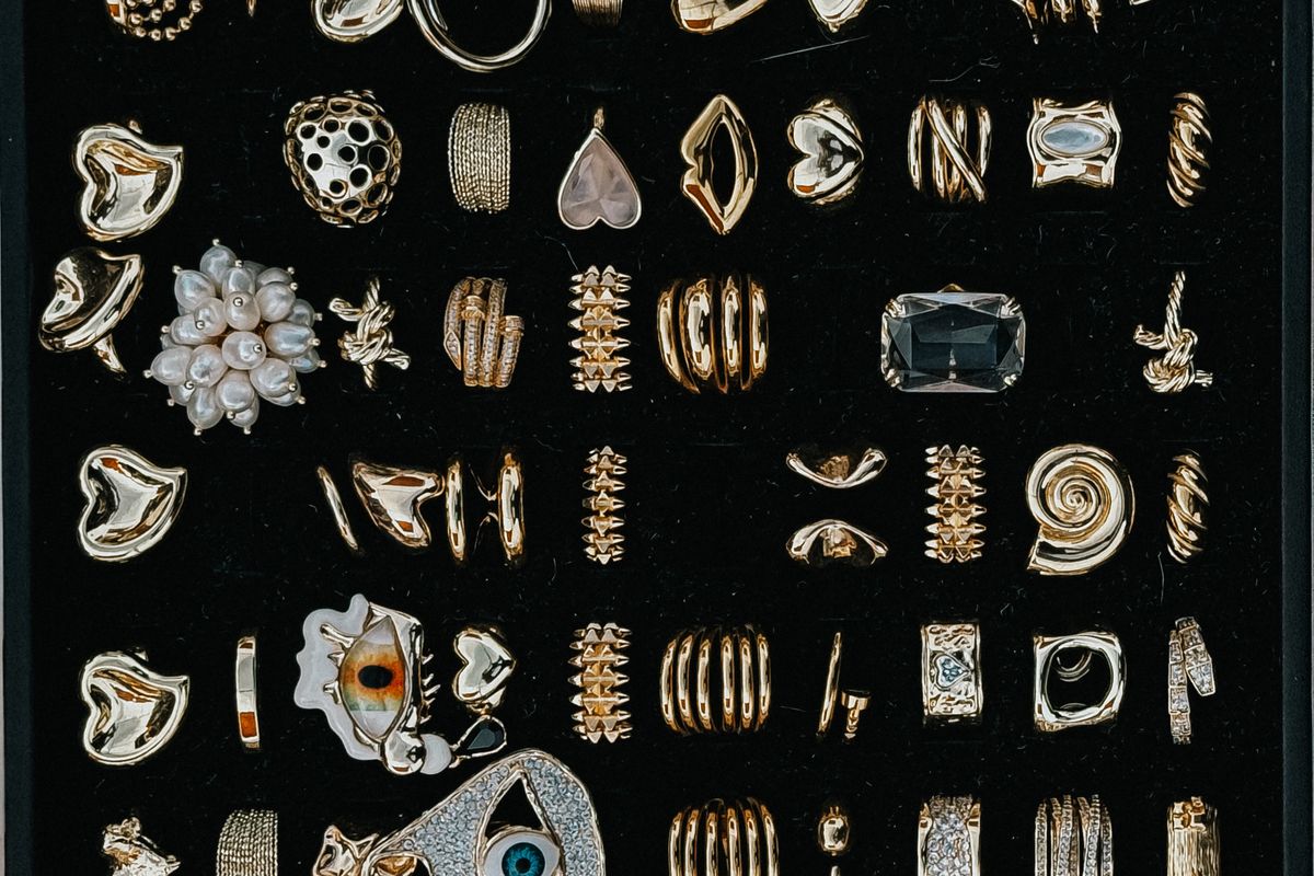 Assortiment de boucles d'oreilles dorées présentées ensemble dans un écrin noir