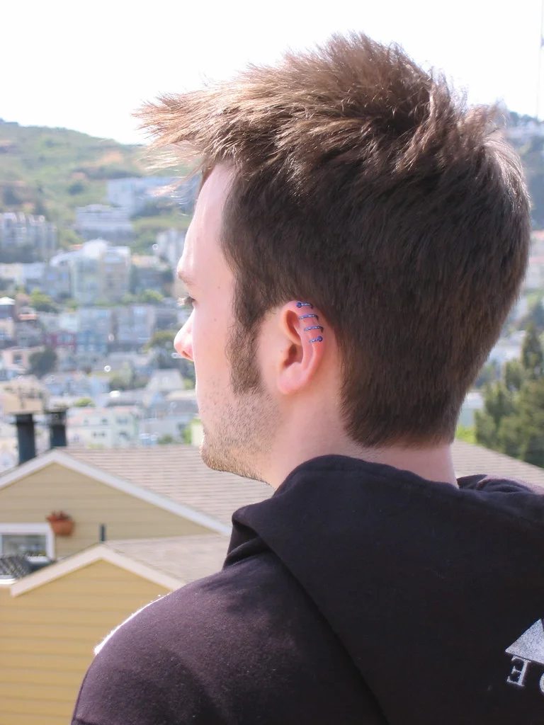 Oreille avec piercing hélix en spirale, bijou en titane adapté aux peaux sensibles